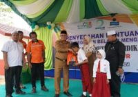 Wabup Tanbu Apreasi Jhonlin Group Bantu SDN Sungai Tajur Meja Kursi, Papan Tulis dan 71 Laptop