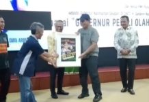 Paman Birin Terima Golden Award V SIWO PWI 2022