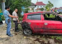 Mobil Ayla Hangus Setelah Tangki Tersambar Api Bakaran Sampah