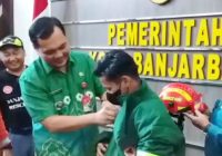 Penuhi Janji, Aditya Bagikan Puluhan Set Pakaian Safety untuk 35 BPK di Banjarbaru