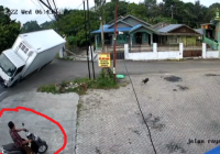 Detik-detik Truk Boks Terguling Nyaris Terjang Pengendara Scoopy di Desa Bamban HSS