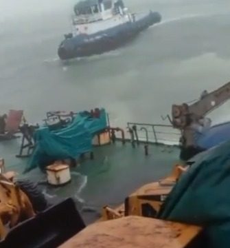 Ngeri, Detik-detik Kapal dan Tugboat Diterjang Gelombang Besar di Laut Tabanio
