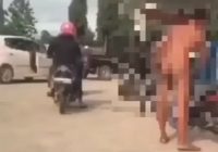 Viral! Pria Bugil Naik Motor Antre BBM di SPBU