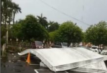 Angin Kencang Terjang Banjarmasin, Tenda dan Kanopi Masjid Raya Berhamburan