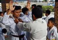 Bagaimana Cara Mengatasi Cekikan pada Kerah Baju?