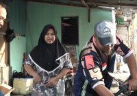 Sekeluarga Tidur Berhimpitan di Rumah Sewaan, Pemulung Ini Senang Dapat Bantuan dari Lazis Assalam Fil Alamin