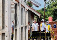 Presiden Jokowi Tinjau Langsung Pembangunan Rumah Tahan Gempa di Cianjur