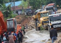 Mobil Pengangkut Alat Berat Tersangkut di Jalan A Yani, Macet Hingga 5 Kilometer