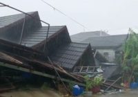 Rumah Roboh di Sungai Andai Banjarmasin Menimpa Mobil