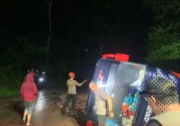 Bus Araudah Bawa 30 Orang Terbalik di Tanjakan Vila Kiram Kabupaten Banjar