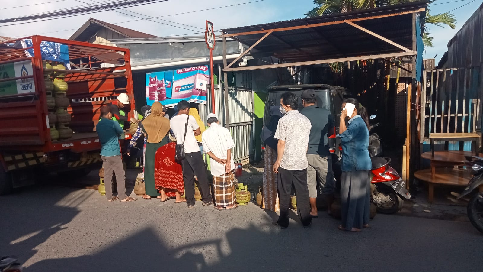 Hari Ibu Bikin Emak-Emak Senang, Lazis Assalam Fil Alamin Sudah Bayarkan Ratusan Isi LPG 3 Kg di Banjarmasin