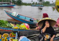 Sahriani Semringah Dapat Hadiah, Diskominfo Kalsel Sosialisasi Sistem Pengaduan Masyarakat 'Lapor Paman' ke Pasar Terapung Lok Baintan