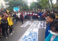 Kesal Ditinggal Masuk Anggota DPRD Kalsel, Mahasiswa Kecewa Coba Terobos Rumah Rakyat