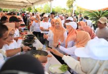 Para Istri Pejabat Ramai-Ramai Masak Mie Goreng, HUT Ke-23 DWP Kabupaten Tanah Bumbu