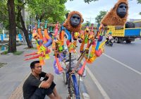 Udin Mengeluh Jualan Terompet Tahun Baru Selama Pandemi COVID-19 Hingga Akhir 2022 Masih Sepi