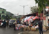 Truk Bermuatan Barang Terbalik di Jalan S Parman Banjarmasin Bikin Lalu Lintas Macet