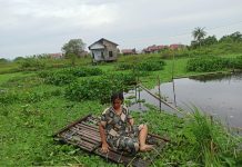 Akses Jalan Rusak Akibat Banjir, Halimah Sekeluarga Terpaksa Pakai Rakit untuk Kegiatan di Luar Rumah