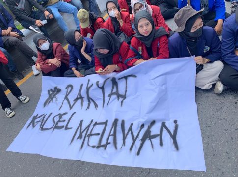 BEM se-Kalsel Demo Tolak RKUHP Bermasalah di DPRD, "10 Menit Tak Ada Dewan, Kami Paksa Masuk"