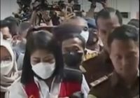 Tangis Ibu Brigadir J Pecah Saat Mendengar Putri Candrawathi Dituntut 8 Tahun