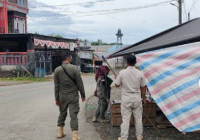 Satpol PP Tanbu Tertibkan Poster Tanpa Izin dan Dagangan di Jalan Sukadamai