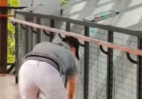 Viral, Pria Punguti Sampah yang Berserakan di JPO Banjarbaru 2