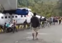 Viral! Warga Papua Tarik Pesawat SAM Air yang Tergelincir dari Landasan Masuk Rerumputan