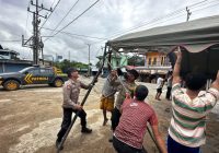 Personel Polsek Murung Pudak Bantu Warga Dirikan Tenda Rest Area Jemaah Haul Guru Sekumpul