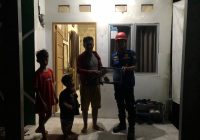 Ular Piton 1 Meter Masuk Rumah Warga Gambut, Petugas Damkar Langsung Beraksi