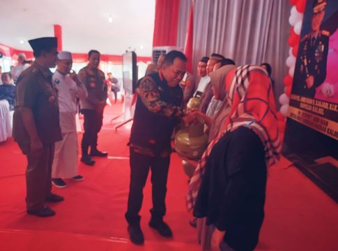 Bersama Lazis Assalam Fil Alamin, Kapolda Kalsel Bagikan 2023 Isi LPG 3 Kg Gratis Kepada Warga Tanah Bumbu