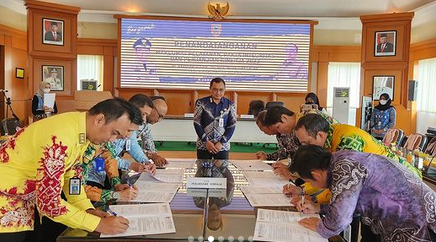 Kepala Dinas PUPR Kalsel Pimpin Penandatanganan Maklumat Pelayanan Pakta Integritas Kinerja 2023