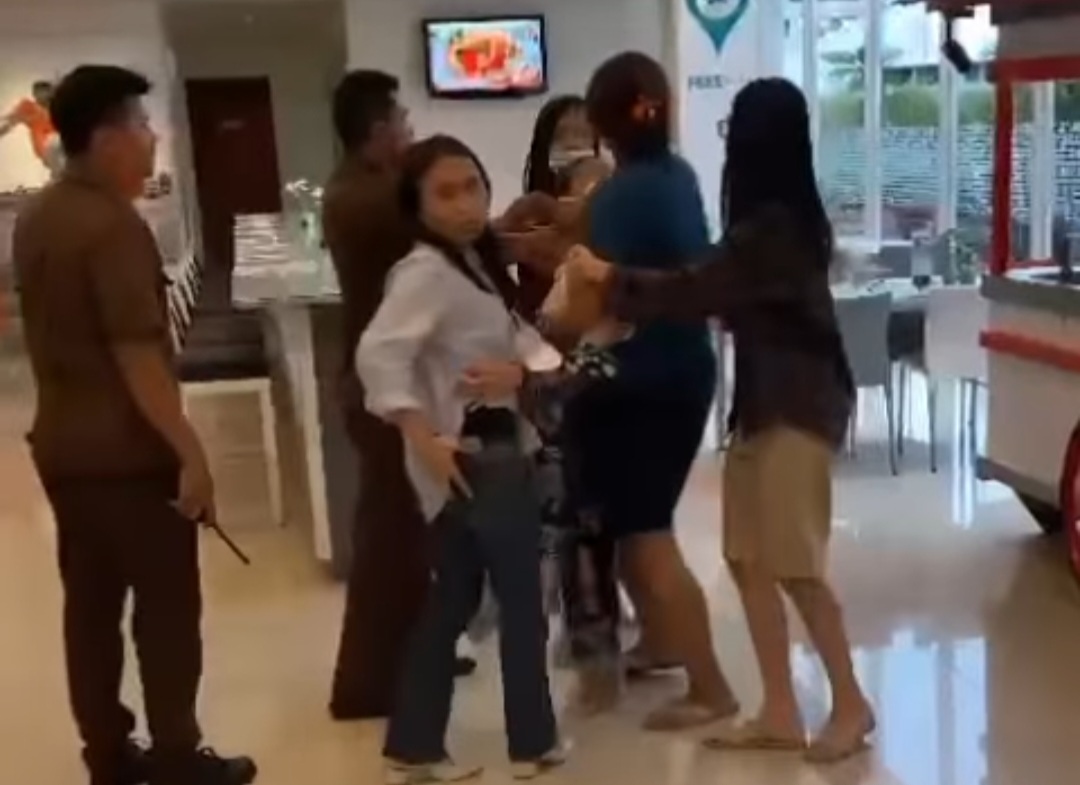 Video Ibu Rebut Balita di Lobi Hotel Diunggah Hotman Paris, ini Kisahnya