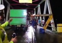 Portal Roboh Ditabrak Truk, Jembatan Paringin Ditutup untuk Kendaraan Roda Empat