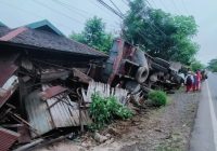 Truk Timpa Rumah Warga di Tambak Anyar Martapura