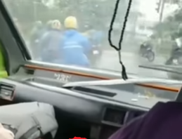Aksi Sopir Angkot Ingin Sentuh Paha Penumpang Perempuan Direkam Warganet