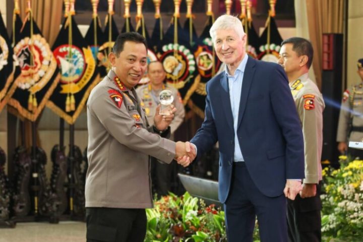 02022023_Kapolri menyalami pengajar yang berasal dari Conventry University Inggris. (Istimewa)
