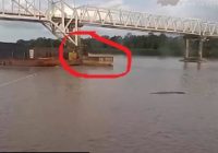 Detik-detik Tongkang Batu Bara Hajar Beton Pengaman Jembatan Kalahien Buntok