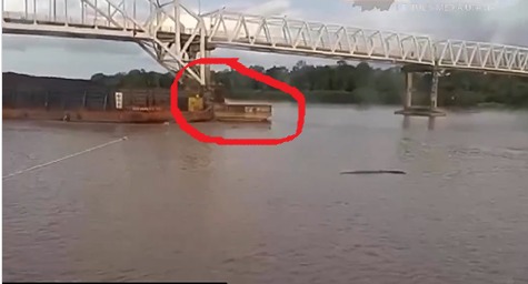 Detik-detik Tongkang Batu Bara Hajar Beton Pengaman Jembatan Kalahien Buntok