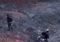 Pemotor Nyungsep ke Dalam Lubang Bekas Longsoran Jalan Km 171 Satui Barat