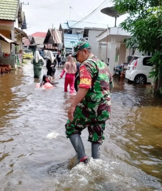 Tunggul Irang Martapura Masih Terendam, Wabup Terobos Banjir Kirim Bantuan