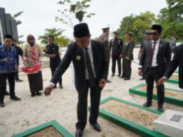 Hari Pahlawan Tanah Bumbu 7 Februari, Zairullah Azhar Bersama Forkopimda Tabur Bunga di Mattone