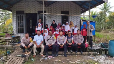 Kapolsek Banjarmasin Selatan Datangi Rumah Ibu Masriah, Bantu BBM Kelotok Siswa SDN Basirih 10