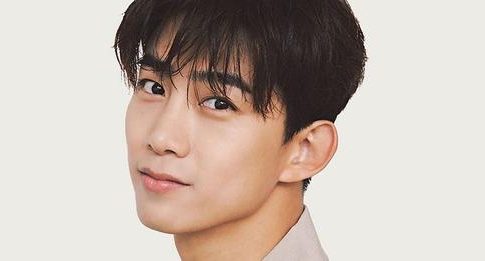 Taecyeon 2PM Heran Lihat Buah Salak di Jakarta: "What is This?"