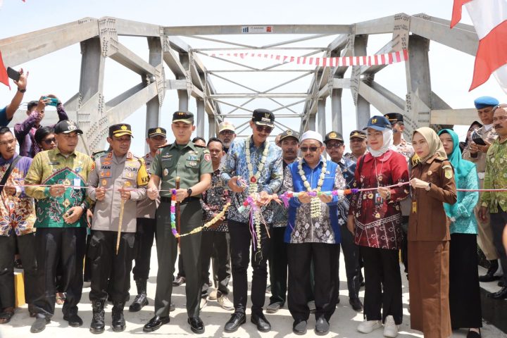 Jembatan Desa Handil Baru Aluh Aluh Diresmikan, Bupati Saidi Mansyur Berharap Bisa Tingkatkan Kesejahteraan Rakyat
