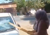 Diduga Tepergok Bawa Perempuan Lain, Seorang Wanita Amuk Sedan Suami Pakai Kayu Balok