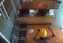 Viral! Detik-detik Pria Tumpahkan BBM Hendak Bakar Kantor, Bergumul dengan Polisi