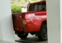 Viral! Mobil Dinas Diduga Sengaja Ditabrak-tabrakan ke Tembok Oleh Anggota Satpol PP