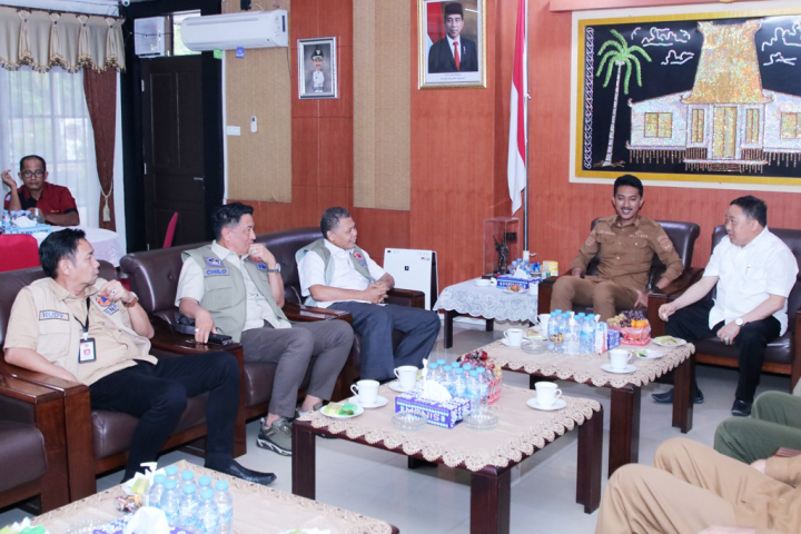 BNPB Serahkan Dua Paket Bantuan Senilai Rp350 Juta untuk Korban Banjir Kabupaten Banjar