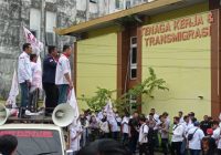 Massa Buruh Demo Disnakertrans Kalsel, Tuntut Upah Layak dan Penerapan UMP