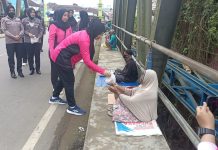 Ketua Bhayangkari HST dan Polwan Tebar Jumat Berkah untuk Warga Tidak Mampu