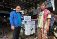 Kang Bahar Senang Dapat Gerobak Sepeda Untuk Jualan Pentol dari Lazis Assalam Fil Alamin